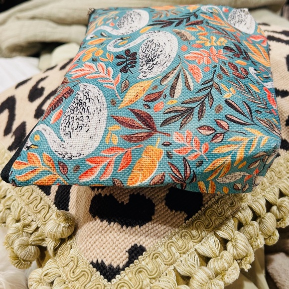 F18-NEW Turquoise with White Swans Cosmetic Bag - Picture 2 of 8